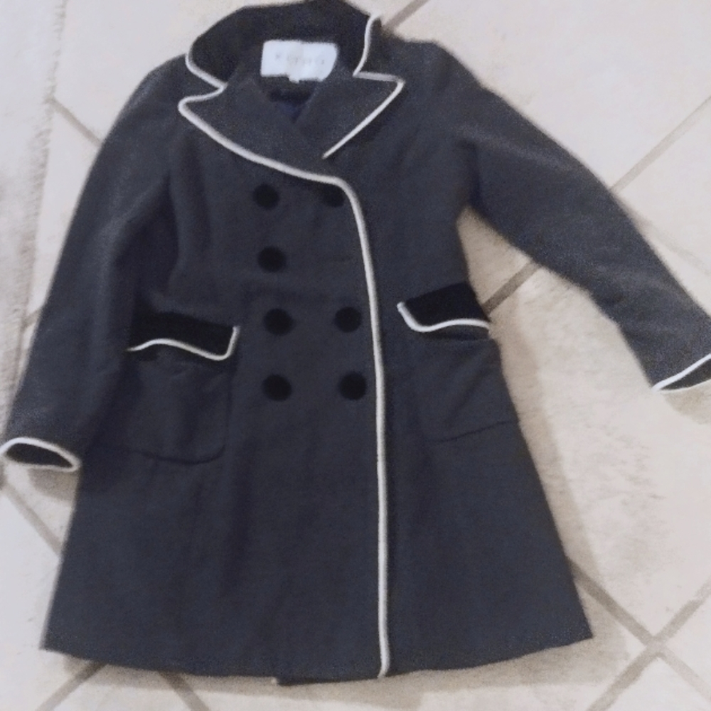 Beautiful Kling grey, black, and white coat.